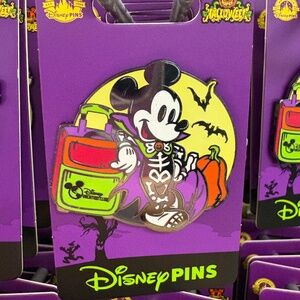 2024 Disney Parks Halloween
Glow in the Dark Mickey Disney Pin